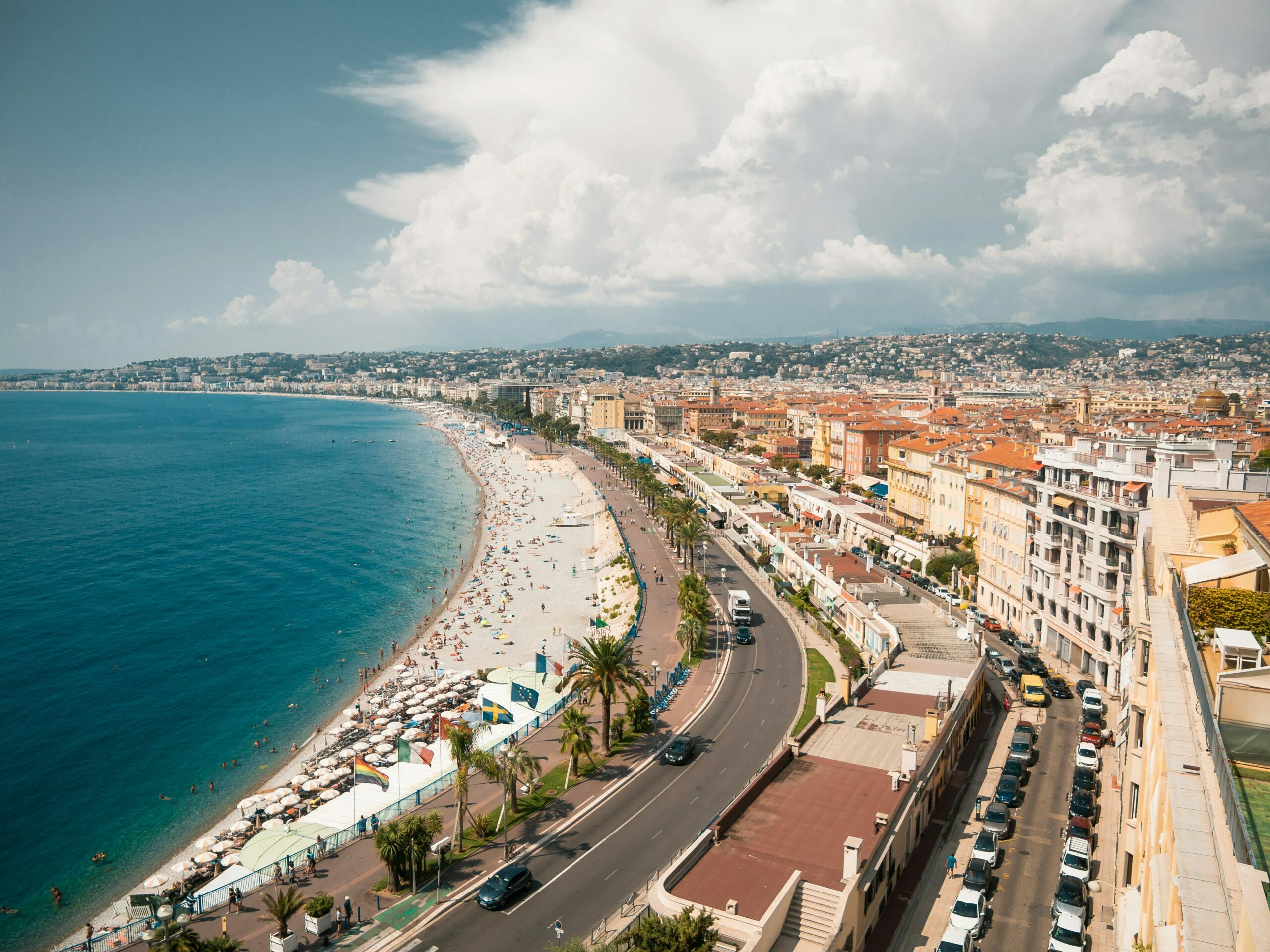 Van de luxe avec chauffeur sur la Promenade des Anglais à Nice.