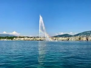 Limousine avec chauffeur devant le Jet d’eau de Genève.