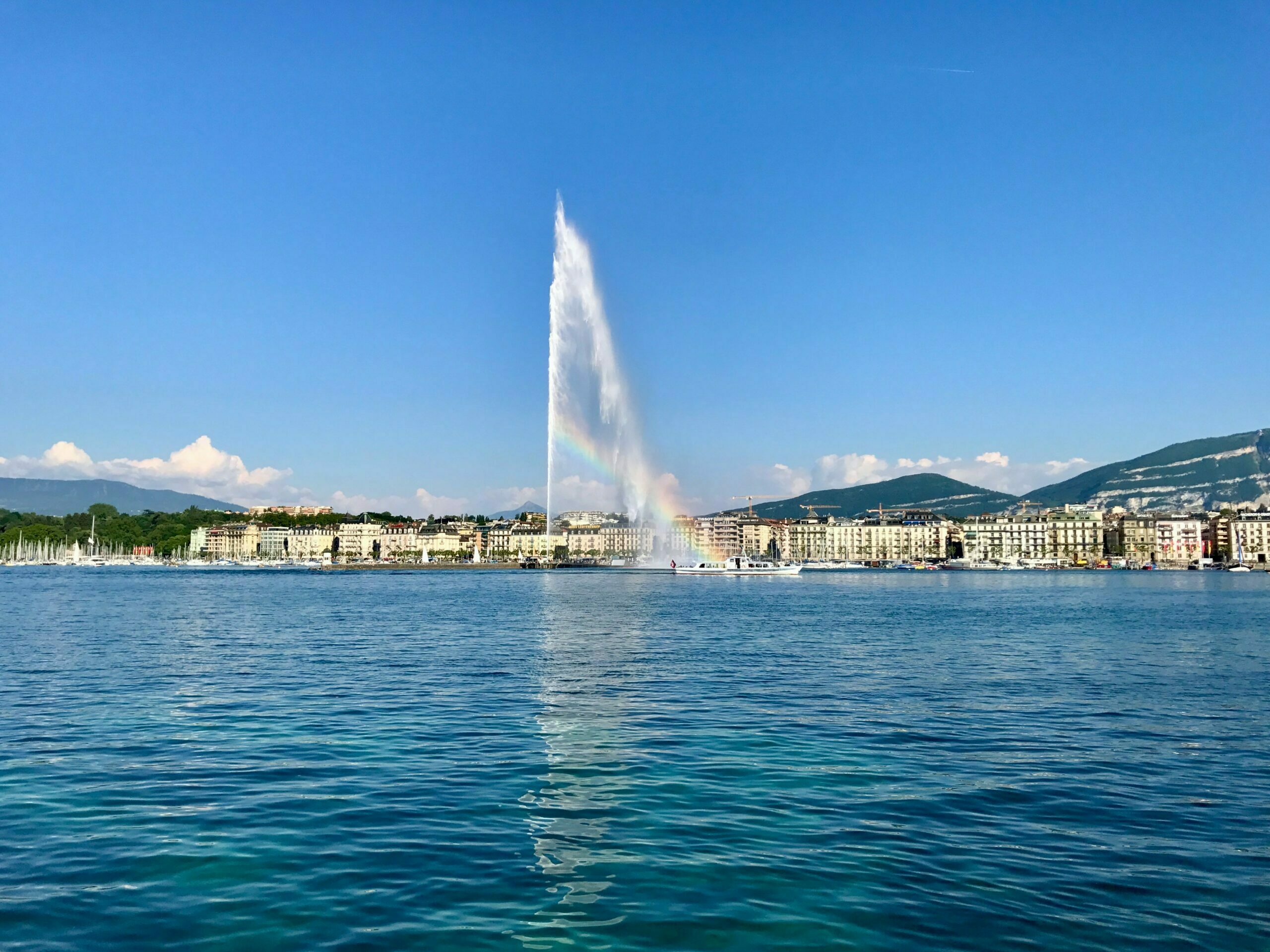 Limousine avec chauffeur devant le Jet d’eau de Genève.