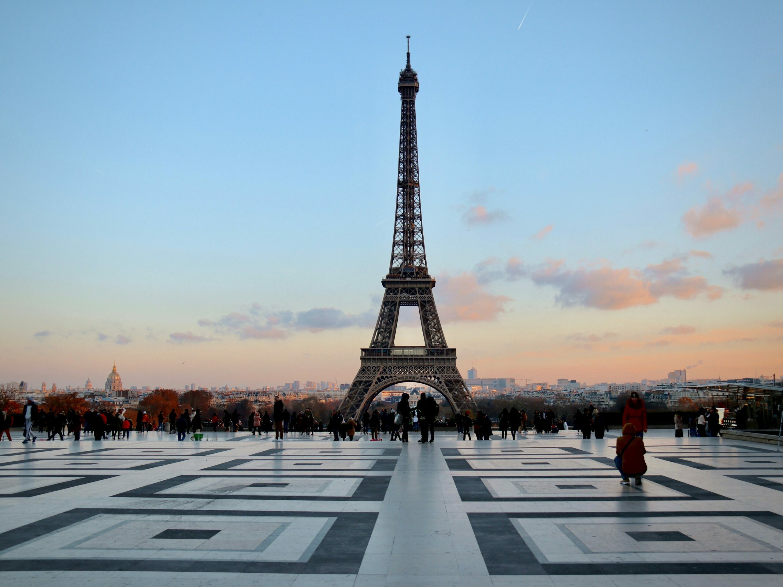 Limousine de luxe avec chauffeur devant la Tour Eiffel à Paris.