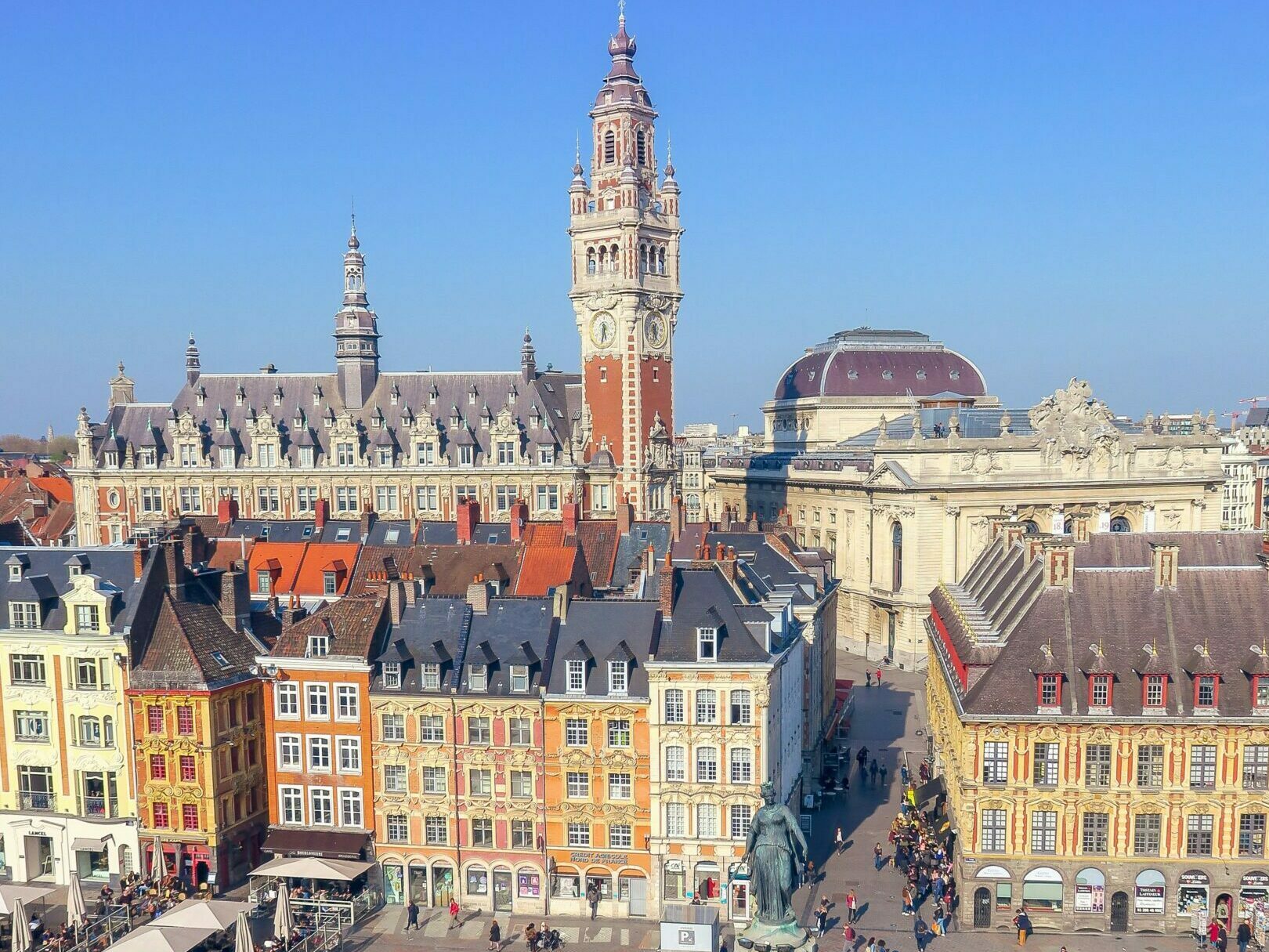 Voiture de prestige avec chauffeur sur la Grand-Place de Lille