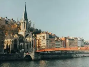 Minibus VIP devant la basilique de Fourvière à Lyon.