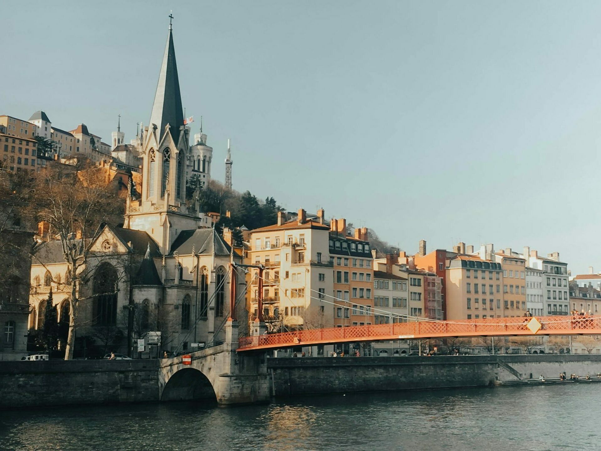 Minibus VIP devant la basilique de Fourvière à Lyon.